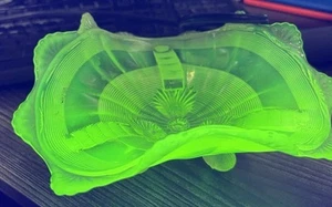 Vintage Northwood Klondike Opalescent Vaseline Glass Ruffled Edge 3 Footed Bowl - Picture 1 of 9