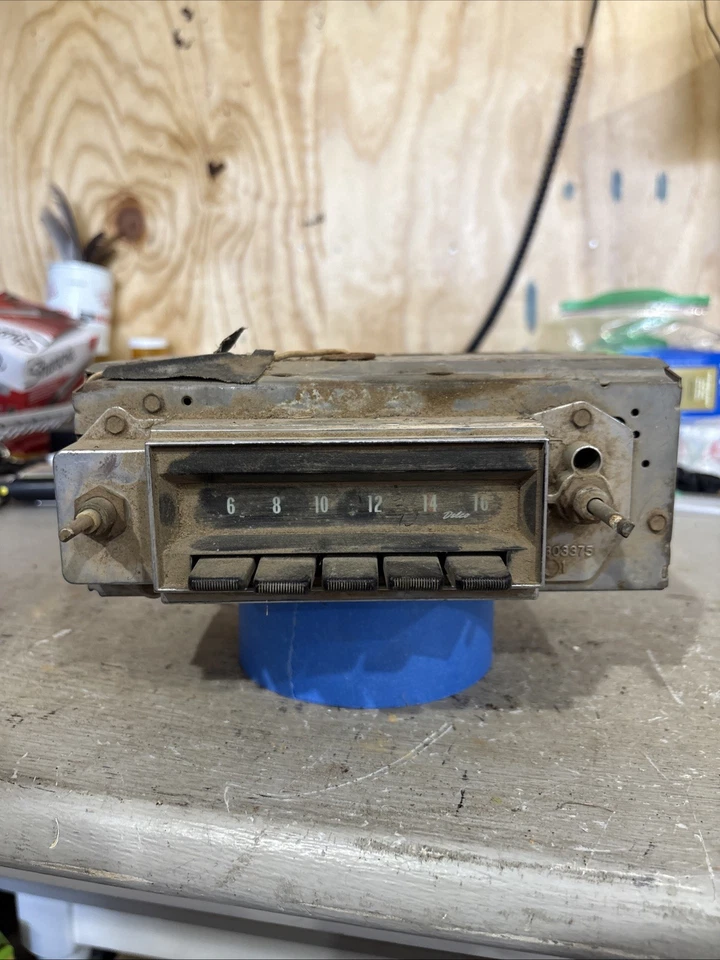 68 1968 CHEVROLET CHEVELLE EL CAMINO ORIGINAL GM AM RADIO CHASSIS 7303375 - Image 1 of 4