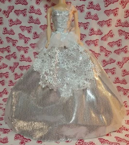 BARBIE DOLL COLLECTOR MODEL MUSE DRESS OUTFIT SILVER WHITE GOWN HOLIDAY 2013 - Picture 1 of 5