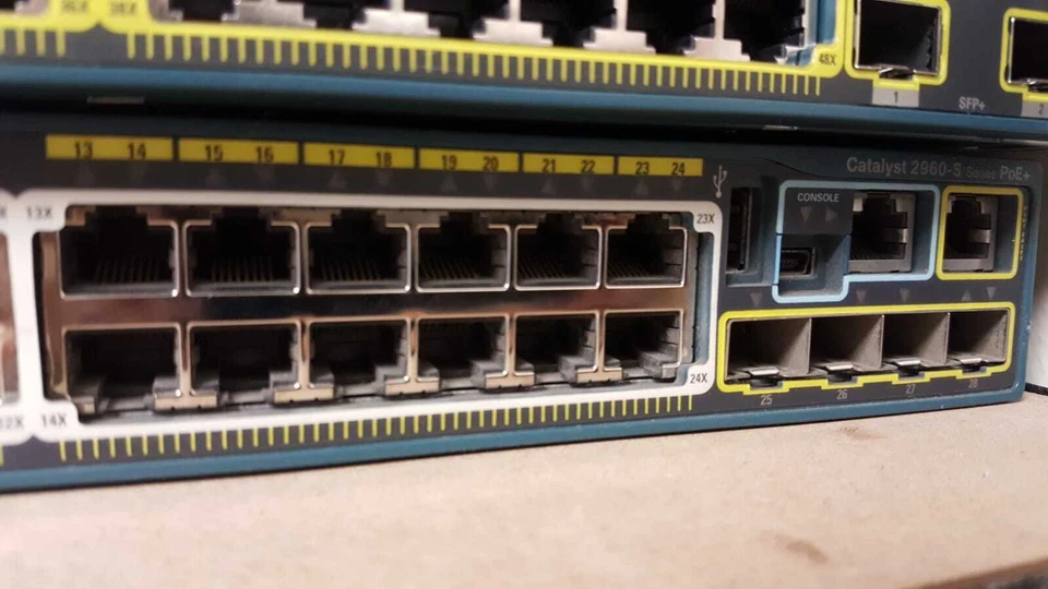 Conmutador Gigabit PoE+ 24 puertos Cisco WS-C2960S-24PS-L probado 2960 entrega 2-7 días Foto 1 de 1