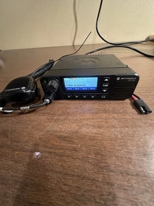 Motorola XPR5550 Mobilfunkgerät UHF 450-512 Digital DMR AAM28TRN9KA1AN mit Mikrofon - Bild 1 von 19