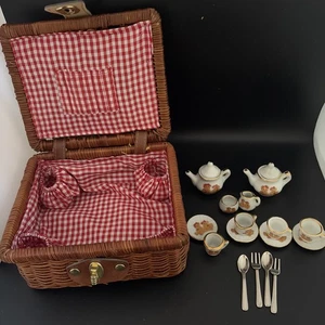 Mini juego de té de porcelana vintage Delton cesta de picnic de mimbre diseño de oso - Imagen 1 de 5