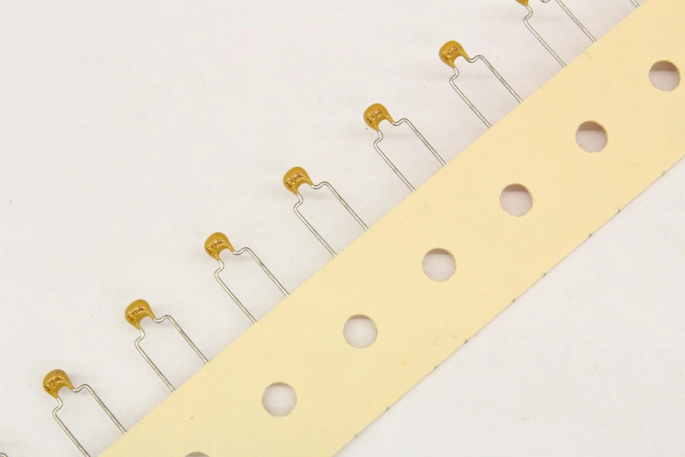 LOTE DE 500 KEMET C322C104M5U5CA Foto 1 de 1