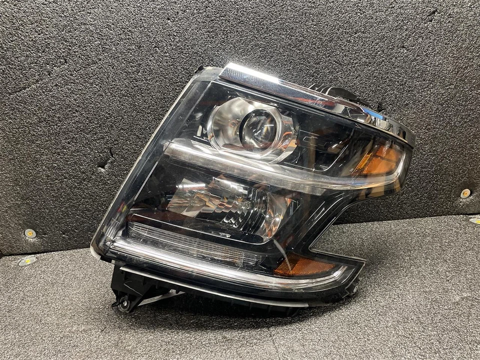 Used Left Headlight Assembly fits: 2015 Chevrolet Suburban 1500 w/HID opt T4F w/ Foto 1 de 4