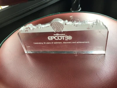 Letrero de exhibición del 30 aniversario de los parques Disney Epcot utilería Foto 1 de 4