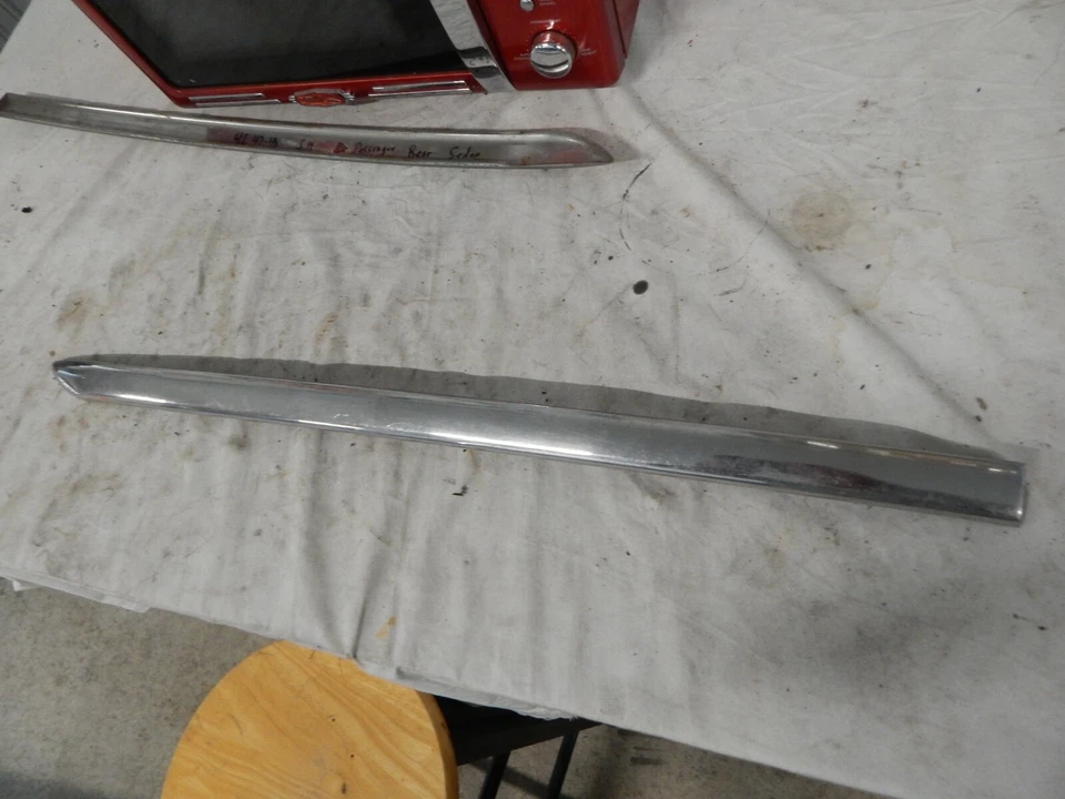 1946 1947 1948 DeSoto S-11 Moldura de acero inoxidable LH ventana trasera bajo cuarto sedán Foto 1 de 4