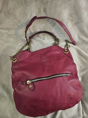 BOLSO BANDOLERA/HOMBRO ESTILO SACO GRANDE DE CUERO GRANULADO ROJO ARÁNDANO ORYANY Foto 1 de 4
