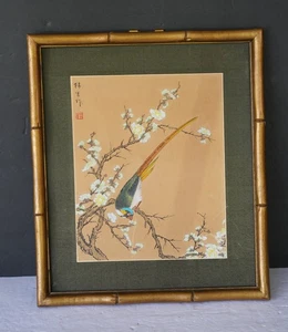 Asiatischer Vogel Gemälde Blumen signiert goldfarben Bambusrahmen Vintage roter Stempel - Bild 1 von 9