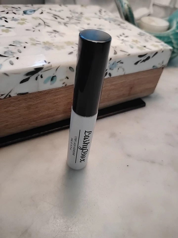 Adesivo para cílios Lashy Box Strip 0,17 oz/5 g ~ Transparente sem caixa - Imagem 1 de 1