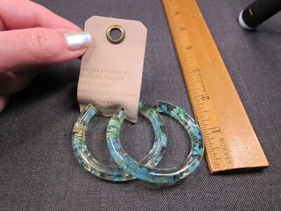 Hermosos nuevos pendientes de aro grandes de resina transparente Anthropologie con flores azules reales Foto 1 de 4