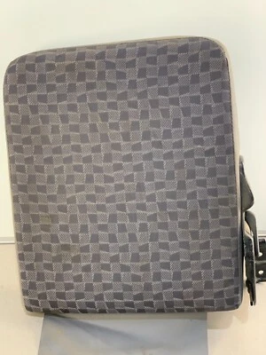 Isuzu NPR 2004 asiento inferior derecho usado Foto 1 de 4