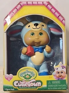 CABBAGE PATCH KIDS CUTIETOWN SERIES 1 WITH BLUE REINDEER OUTFIT HOLDING GIFT 3" - Picture 1 of 11
