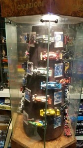 Vitrina de presentación hexagonal con iluminación/accionamiento, equipada con coche de carreras - Imagen 1 de 11