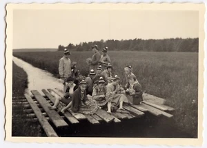 Portrait groupe voyage scolaire cueillette fleurs - photo ancienne an. 1950 - Imagen 1 de 1