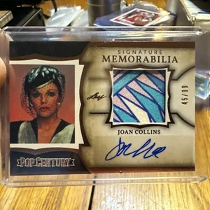 Scheda autografa 2022 Leaf Pop Century Joan Collins indossata 83/99 - Foto 1 di 10