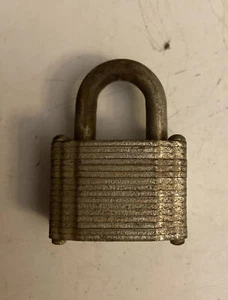 Candado de hierro antiguo vintage hecho a mano tamaño pequeño coleccionable EE. UU. 2623 - Imagen 1 de 3