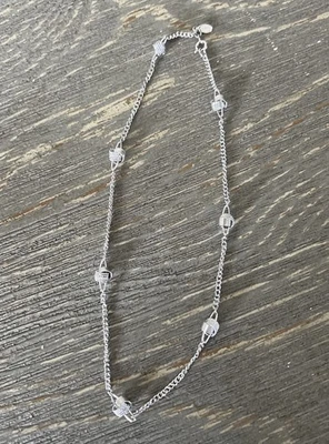 "Collar vintage 1977 Avon delicado nudos de amor tono plata 15""" Foto 1 de 4