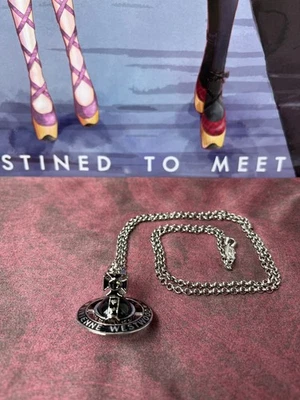 Collar colgante Vivienne Westwood x Nana orbe grande platino negro Foto 1 de 4