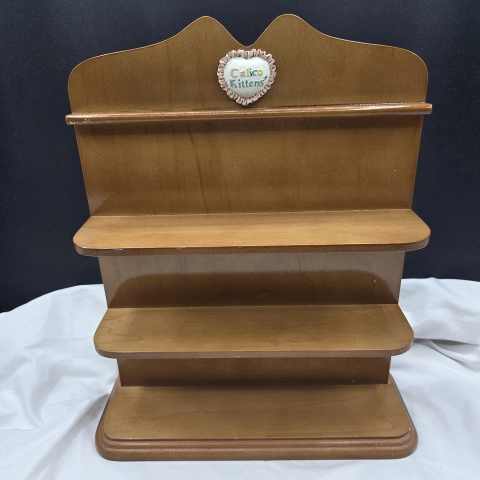Estatuetas vintage Calico Kittens display de madeira 3 prateleiras independentes sólidas  - Imagem 1 de 4