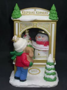 Hallmark 2023 Weihnachtsfenster 21. - Schutzkornen - KOC exklusiv - Neu im Karton - Bild 1 von 16