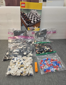 Lego 40174 Iconic Chess & Checkers Set w/ manual Not sure if all pieces are here