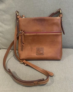 Dooney & Bourke Borsa a tracolla donna fiorentina in pelle porta lettere marrone - Foto 1 di 17