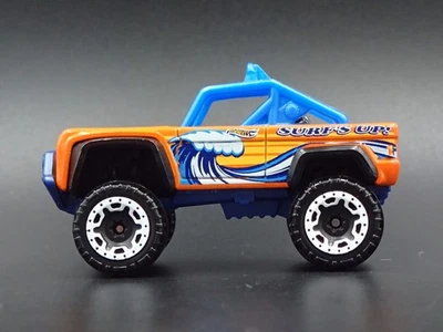 1966-1977 Ford BRONCO 4X4 fuori Strada Personalizzato Arancione 1:64 Scala Auto - Immagine 1 di 4