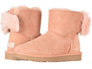 peach uggs with fur