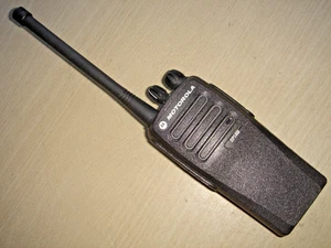 Motorola DP1400 VHF 136-174 MHz DMR DIGITAL avec batterie, clip ceinture et antenne - Photo 1/9