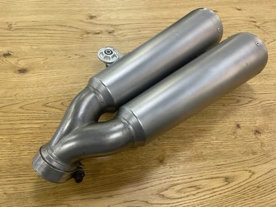 SILENCIADOR DEPORTIVO ORIGINAL BMW R NINE T K21 TWIN AKRAPOVIC USADO P/N 18518544817 - Imagen 1 de 4