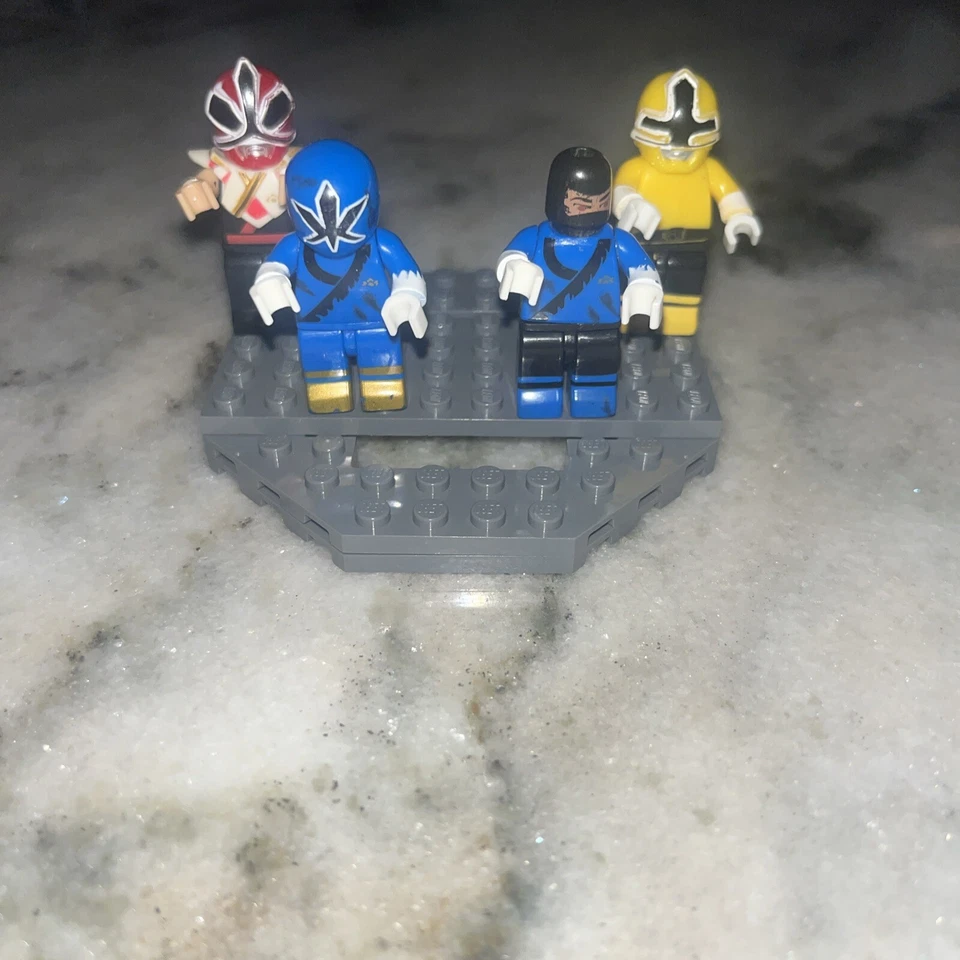 MEGA BLOKS 4 POWER RANGERS MINIFIGURES - Image 1 of 1