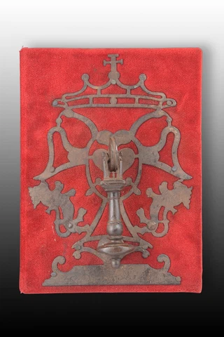 Doorknocker on base. Cloth, wrought iron... Spain, 17th century Cover