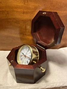 Reloj despertador de escritorio/mesa de cuarzo de latón Bulova en caja de secuoya - Japón - Imagen 1 de 10