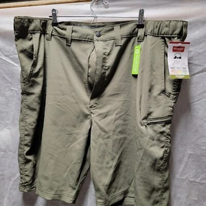 Wrangler Utility Shorts Mens Size 46 Moss Flat Front Outdoor Hiking NWT!! - Picture 1 of 4