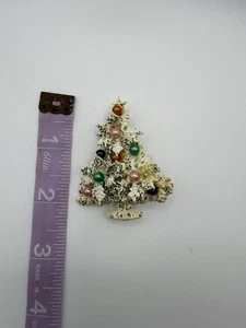 White Christmas Tree Enamel Brooch with colored Faux  not PHO pearls - Picture 1 of 3