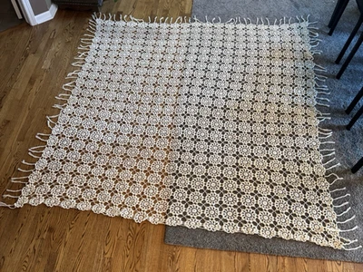 "Colcha tejida a mano con motivos florales y flecos de borla 84"" x 84"" mediados de siglo" Foto 1 de 4