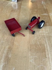 Cosechadora internacional ERTL de colección escala 1/32 tractor y vagón delantero ancho - Imagen 1 de 15