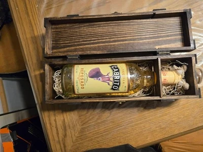 Caja Botella Vino Madera Rústica - Estuche de Regalo Hecho a Mano con Mango de Cuerda Foto 1 de 3