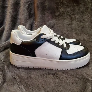 Wild Fable Womens Lola LaceUp Sneakers with Memory Foam Insole Black/White 9.5M - Picture 1 of 11