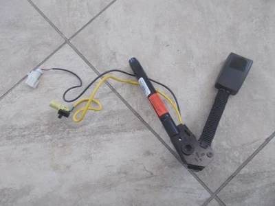 Cinturón de seguridad delantero Mazda Tribute pasajero derecho receptor 04 05 06 usado OEM Foto 1 de 2