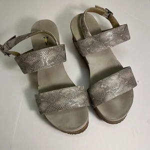 Volatile Damen-Sandalen schimmernd silber Schlangenmuster Riemen Fersenriemen Keilabsatz ─ 8 - Bild 1 von 7