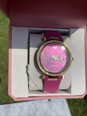 Reloj Juicy Couture para mujer cara rosa con pedrería correa de terciopelo con batería Foto 1 de 4
