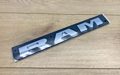 Dodge Ram 1500 2019-2026 puerta delantera insignia inferior logotipo placa de identificación 68302528AB nueva Foto 1 de 4