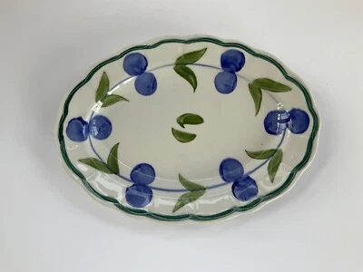 "Plato corona mayólica vintage pintado a mano Japón bayas azules 10 1/2"" X 7 1/2" Foto 1 de 4