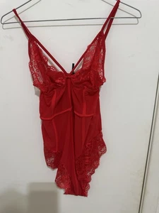 Fashion Nova Minimal Miss Spitzen Body - Rot - Größe M - Bild 1 von 3