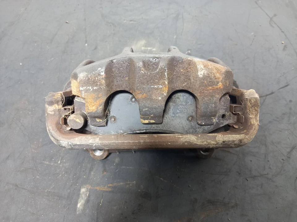 LANDROVER DISCOVERY Brake Caliper 2017-2024 3.0L 306DT N/S Front LH  - Image 1 of 4