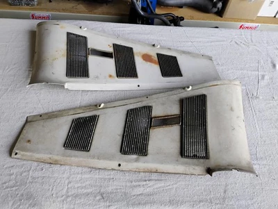 Par de paneles de vela Ford Mustang 1965-66 OEM | Ventilaciones traseras interiores izquierda y derecha Foto 1 de 4