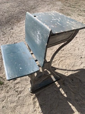 Escritorio escolar antiguo para niños American Seating Co #2 Foto 1 de 4