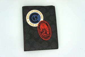 Estuche para pasaporte COACH en lona exclusiva con parches de Nueva York *PEQUEÑO PINCHAZO* - Imagen 1 de 5
