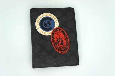 Estuche para pasaporte COACH en lona exclusiva con parches de Nueva York *PEQUEÑO PINCHAZO* Foto 1 de 4